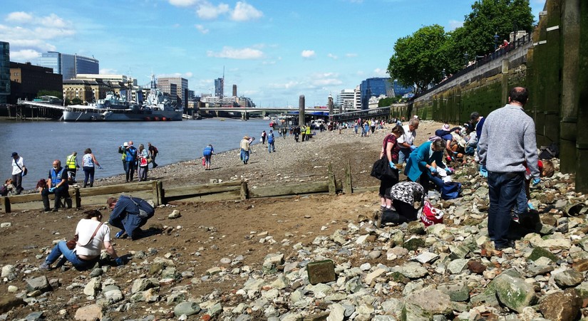 A hands-on fieldwalking session on the Thames foreshore for Festival of Archaeology 2015