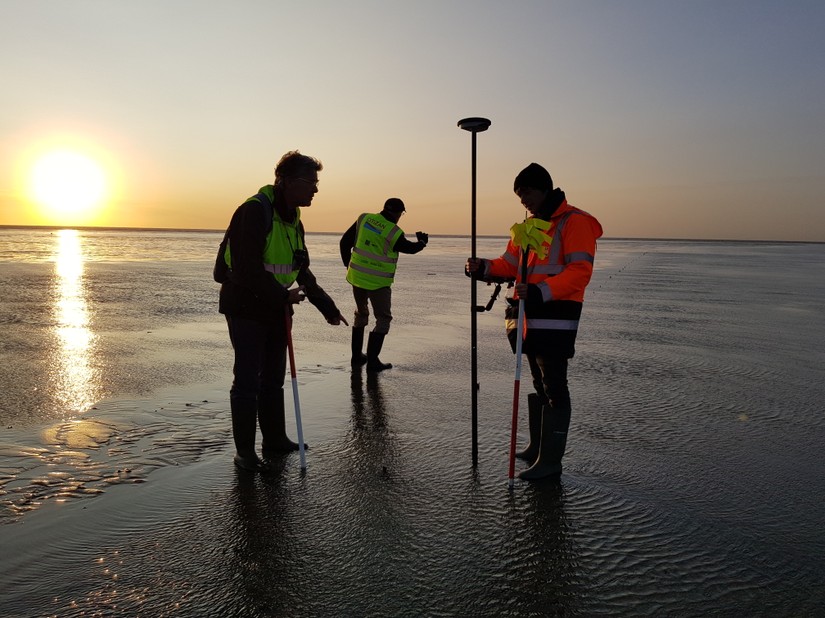 Volunteers survey fish traps on Sandwich Bay