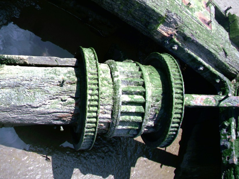 Windlass from the middle vessel
