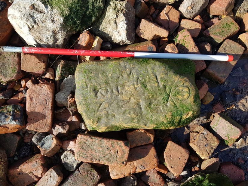 Skull and crossed bones carved on to the stone at Dungeon Lane